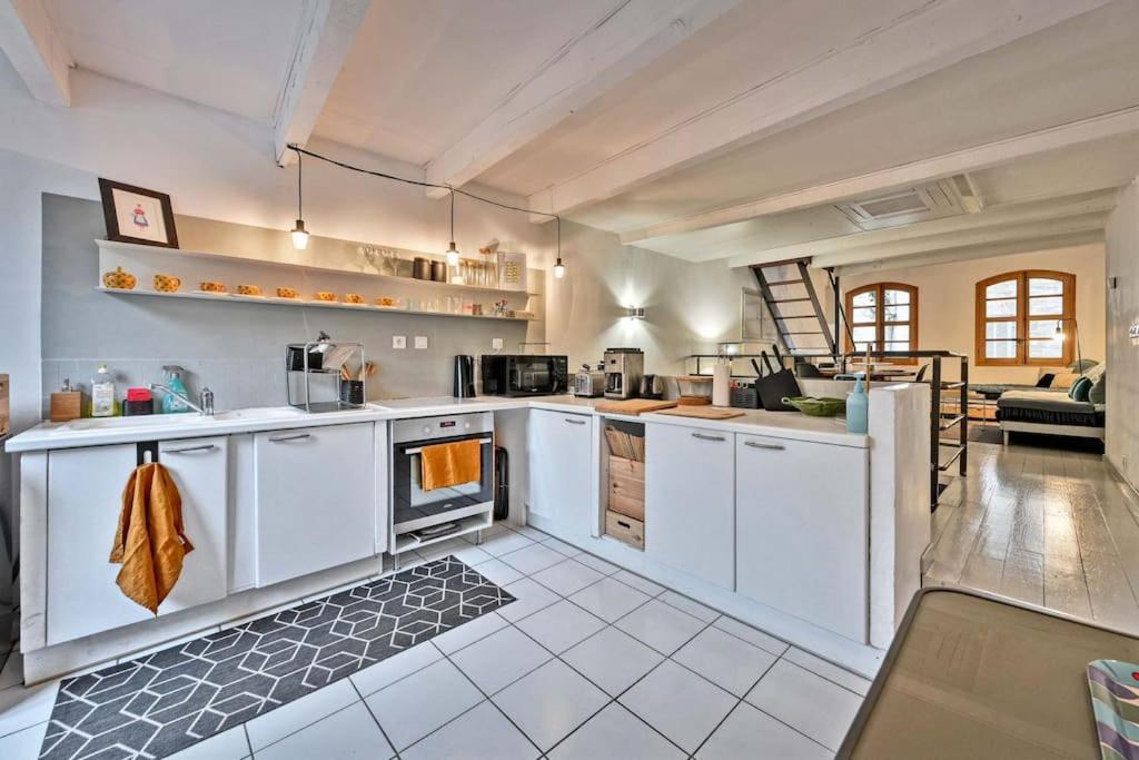 Ferienwohnung La Bulle - Parking Gratuit En Souterrain - 2 Mins Du Palais Des Papes - Clim Ac - Wifi Avignon Exterior foto